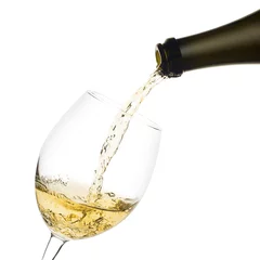 Crédence de cuisine en verre imprimé Vin vin blanc versé d& 39 une bouteille dans un verre à vin sur fond blanc, isolé