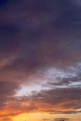 Fototapeta na wymiar Красивые облака в вечернем небе, яркие цвета, закат