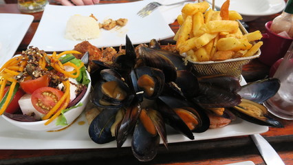 Miesmuscheln und Pommes - Essen in Südafrika