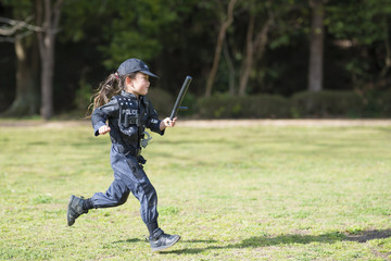 警察の衣装を着て走る可愛い女の子