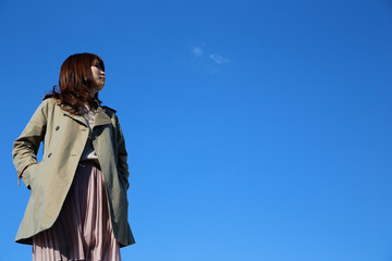 Naklejka premium young woman blue sky.