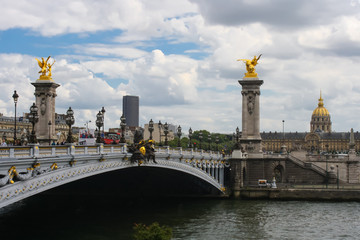 Fototapeta na wymiar view of the bridge over the seine