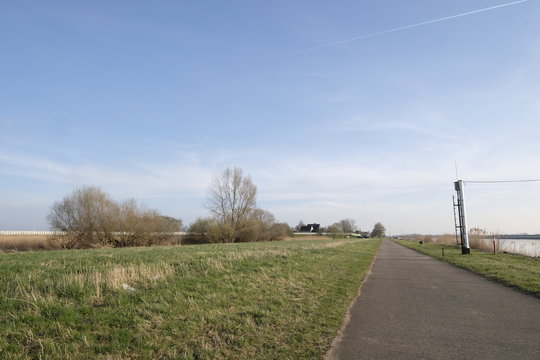 An der Weser in Bremen im Fr&uuml;hling