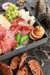 Verschiedene Salami und Kaese