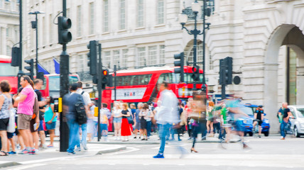 Piccadilly Circus avec beaucoup de monde, de touristes et de Londoniens traversant le carrefour. Bus rouge à l& 39 arrière-plan. Image de type floue