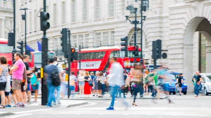 Poster Piccadilly-circus met veel mensen, toeristen en Londenaren die de kruising oversteken. Rode bus op de achtergrond. Wazig type afbeelding © IRStone
