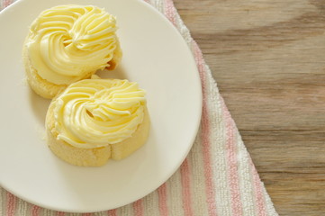 Obraz na płótnie Canvas butter cake roll topping vanilla cream on plate