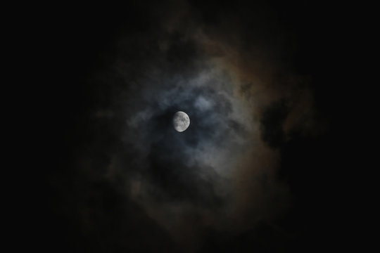 夜空・雲間から見える月（周辺に白抜き、文字入れスペース）