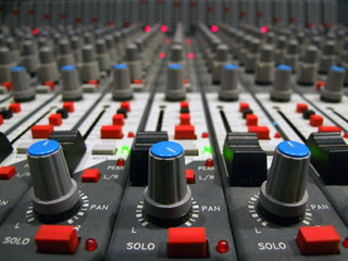Mischpult Nahaufnahme! Nahaufnahme eines Mischpults im Tonstudio.