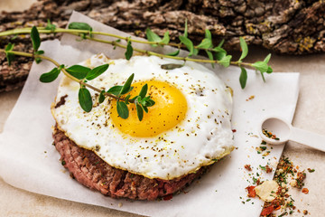 hamburger with fried egg and spices