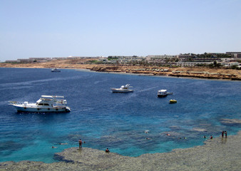 Fototapeta na wymiar Red sea in Egypt, pleasure boat, walk on the sea