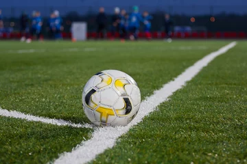 Photo sur Plexiglas Foot Ballon de football sur le terrain de football