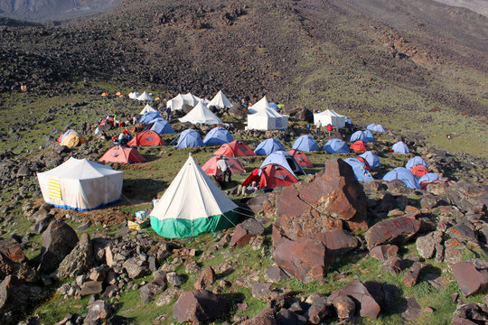 Basiscamp der Bergsteiger zwischen Felsbrocken am Hang des Berges Ararat in der Provinz Agri, Türkei