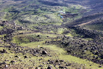 Nomaden lagern zwischen Felsbrocken am Hang des Berges Ararat in der Provinz Agri, Türkei