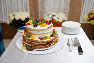 Obraz na płótnie Canvas Beautiful wedding cake with fruits