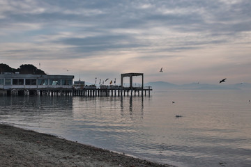 Fototapeta premium Zachód słońca nad Trasimeno, największym jeziorem w środkowych Włoszech, ale o płytkiej głębokości. Jezioro Trasimeno jest częścią prowincji Perugia w regionie Umbria.
