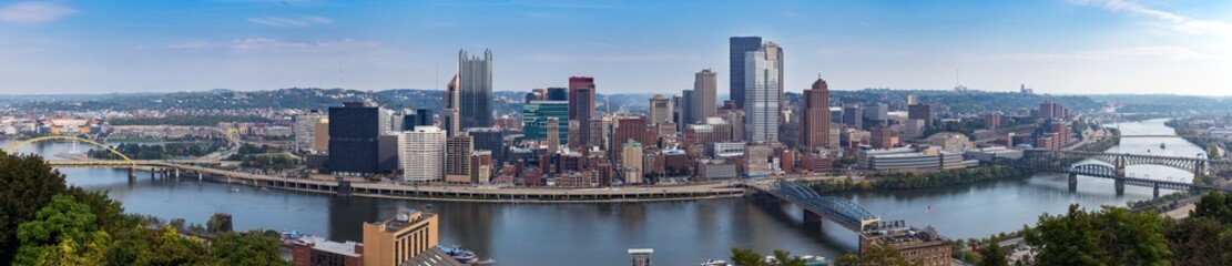 Naklejka premium Panoramic view of Pittsburgh city skyline and Monongahela River from Mt. Washington