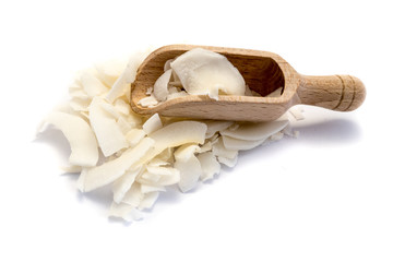 Kokosnuss Chips isoliert freigestellt auf weißen Hintergrund mit Holzschaufel Freisteller