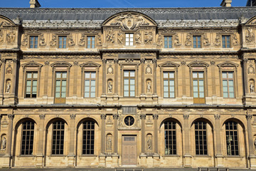 Fototapeta na wymiar Façade cour Carrée du Louvre à Paris, France