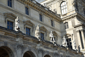 Fototapeta na wymiar Statues cour Napoléon à Paris, France