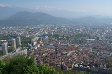 Fototapeta na wymiar Vue sur Grenoble depuis la Bastille