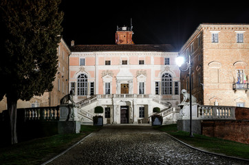 Fototapeta na wymiar Castle of Govone (Piedmont, italy) at night