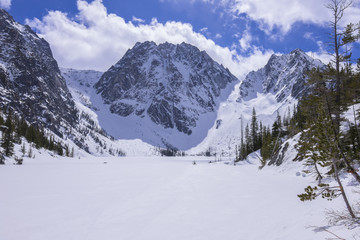 Fototapeta na wymiar Rugged Dragontail Peak above frozen lake