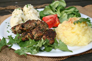 organisch, lifestyle, bratlinge, zucchini, kartoffelbrei, feldsalat,, muskat, blumenkohlgemüse, wildkräuter, löwenzahn, country, urban, bärlauch, frikadellen