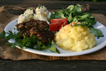 organisch, lifestyle, foodie, gesunde, ernährung, kieselsäure-püree, wildkräuter, öko, bio, ausgewogen, werbeschild, copspace, sliced