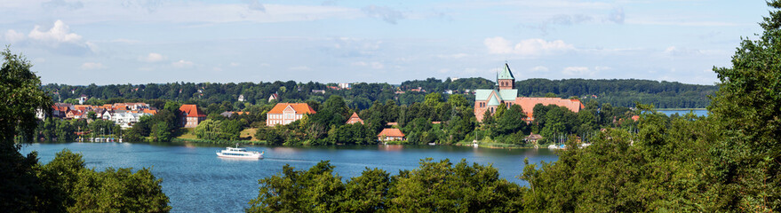 Panoramablick auf die Dominsel von Ratzeburg im norddeutschen Schleswig-Holstein