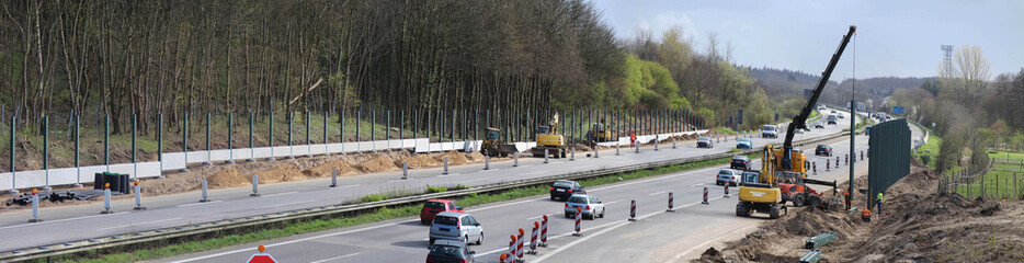 Bau von Lärmschutz an der Autobahn - Panorama