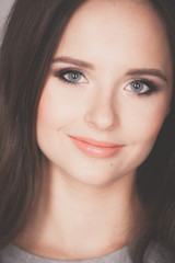 Obraz premium Portrait of an attractive fashionable young brunette woman