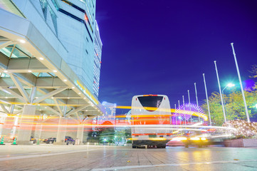 日本の夜の都市の光跡 