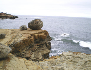Fototapeta na wymiar Ocean, cliffs, balanced rock