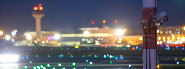 Flughafenüberwachungskamera in der Nacht