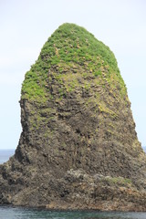 せたな町の海岸に並び立つ三本杉岩の一本(北海道)