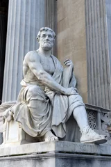 Photo sur Plexiglas Monument historique Une statue de l& 39 historien romain Tacite contre la construction du Parlement autrichien.