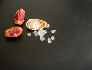 Dry Peeled Pistachios with Large Salt Crystals