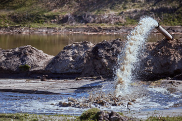 Sand extraction from the bottom of the river by hydraulic means