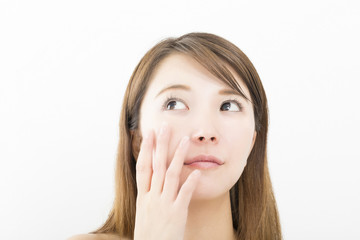 Fototapeta premium ビューティ イメージ 保湿 ナチュラルメイク 素肌 見上げる すっぴん 白バック