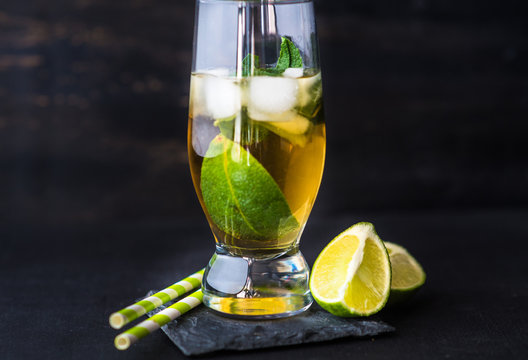 Cold tea with lime and ice