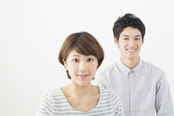 幸せカップルイメージ　ポートレート　カメラ目線　笑顔　白バック