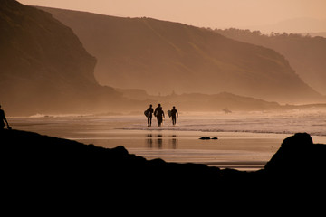 surfistas al atardecer