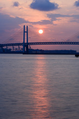 横浜の夜明けの橋