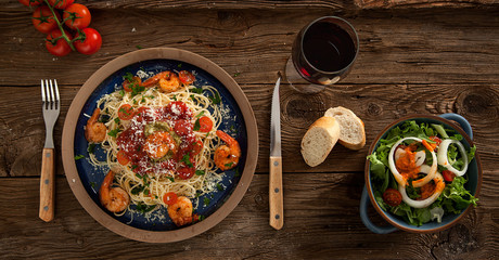 Pasta mit Shrimps , Salat und Brot