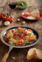 Ein Teller Spaghetti mit Shrimps