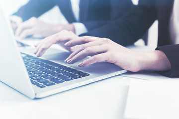 Obraz premium Close up of a woman typing at laptop