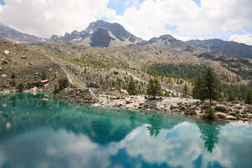 Fototapeta na wymiar Lago blu, valle d'Ayas