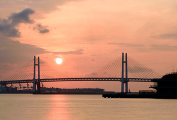Fototapeta na wymiar 横浜の夜明けの橋