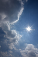 輝く太陽と青空と雲